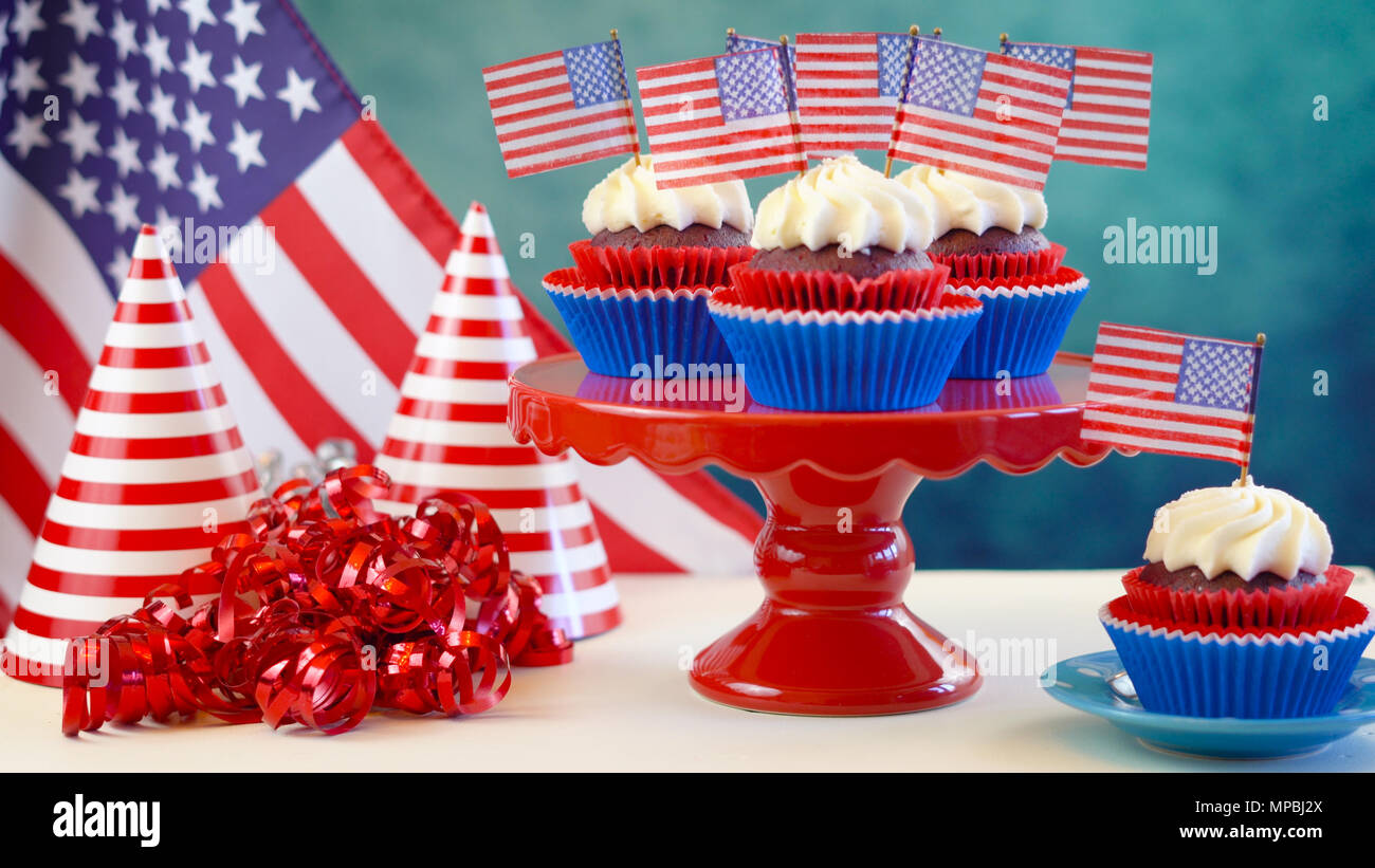Rouge Blanc Et Bleu Avec Petits Gateaux Theme Usa Drapeaux Pour L Independance Day Ou Usa Soiree A Theme De La Nourriture Photo Stock Alamy