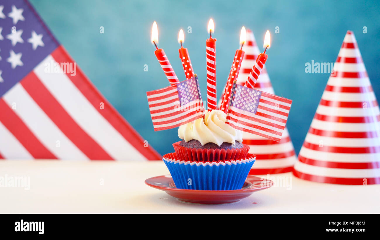 Rouge Blanc Et Bleu Avec Petits Gateaux Theme Usa Drapeaux Pour L Independance Day Ou Usa Soiree A Theme De La Nourriture Photo Stock Alamy
