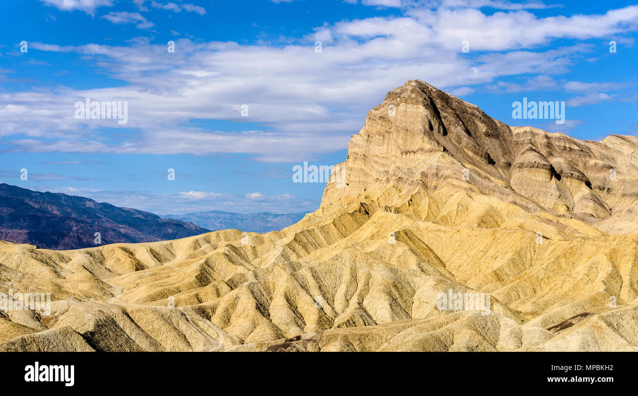 Manly Beacon - une vue panoramique de face sud de Manly Beacon et couches de roches environnantes par une belle journée de Death Valley National Park. Banque D'Images
