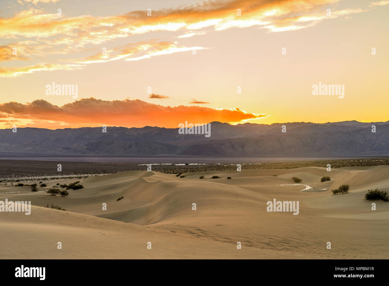 Les dunes de sable au coucher du soleil - Printemps coucher du soleil à Mesquite Flat dunes de sable, à Stovepipe Wells village vue à la base de la Panamint Range. Death Valley National Park Banque D'Images