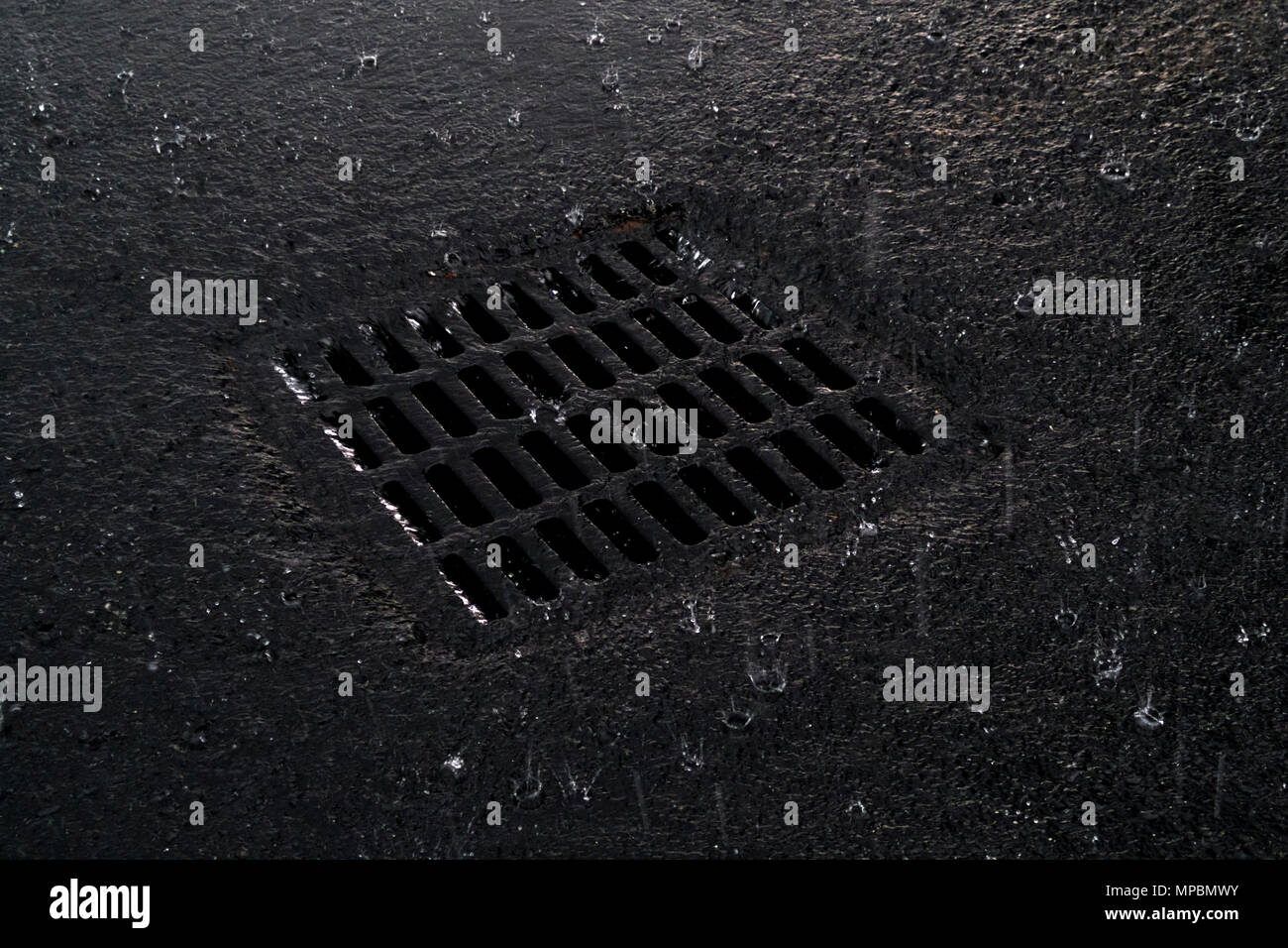 D'eaux pluviales lors d'une pluie torrentielle dans Foley, Alabama, Etats-Unis Banque D'Images