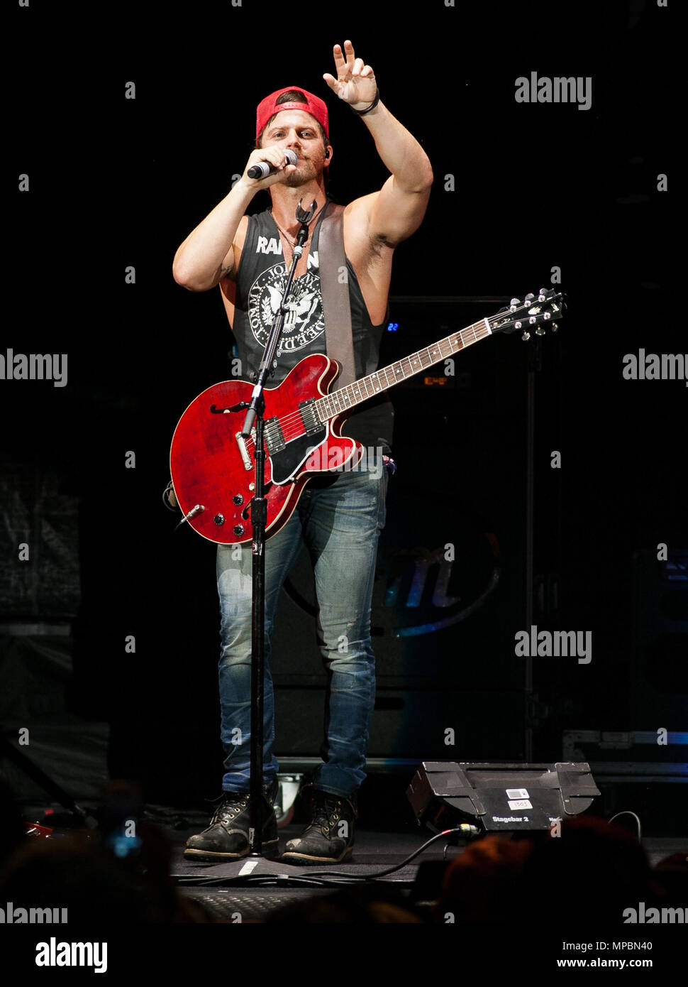 West Palm Beach, FL - 3 juillet : Kip Moore effectue pendant les sons de tournée d'été à Coral Sky Amphitheatre West Palm Beach, Floride, le 3 juillet 2015. Photo par Aaron Gilbert / MediaPunch Banque D'Images