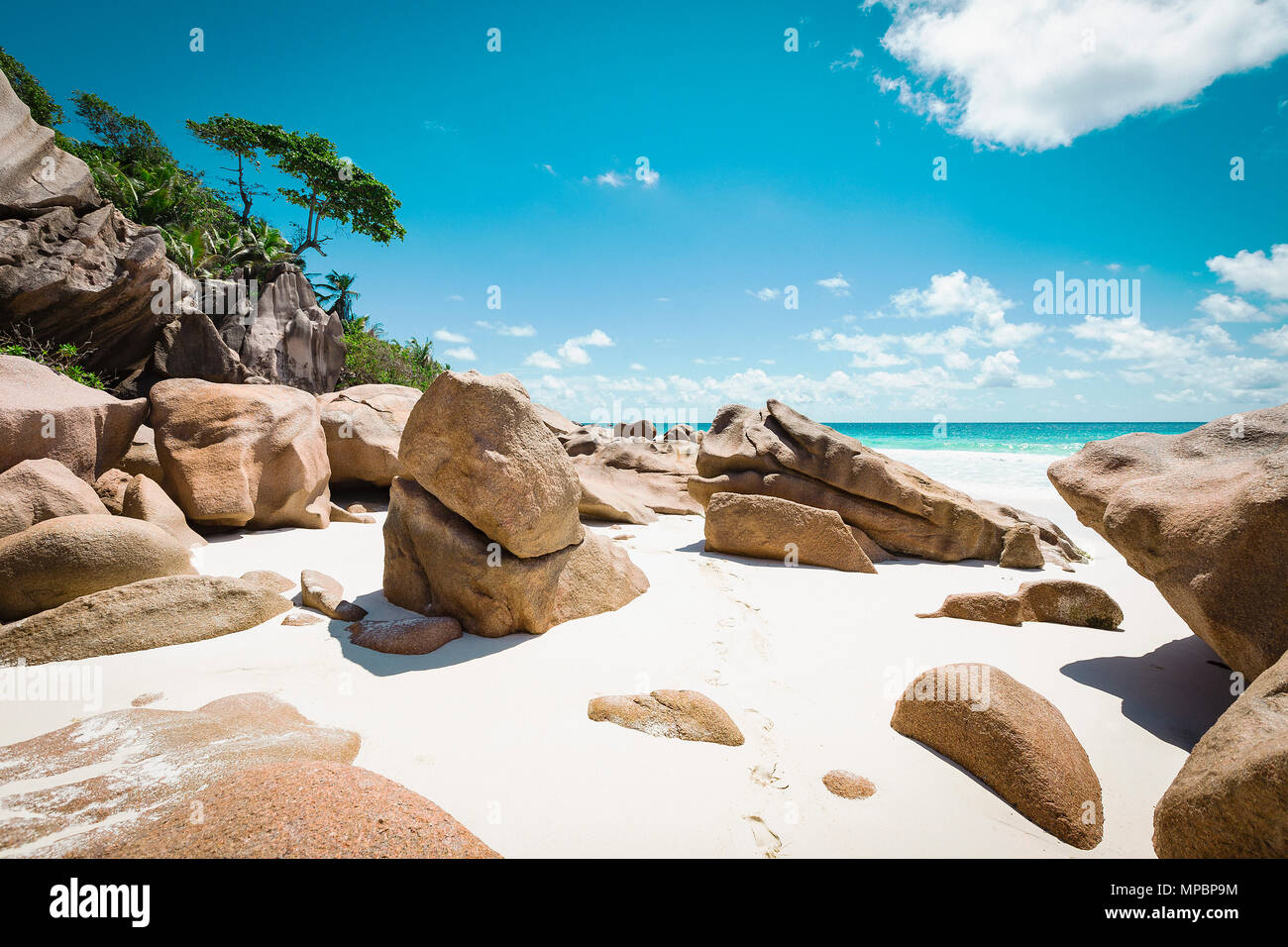 Plage de rochers à contre ciel bleu au cours de journée ensoleillée, île de La Digue, Seychelles Banque D'Images