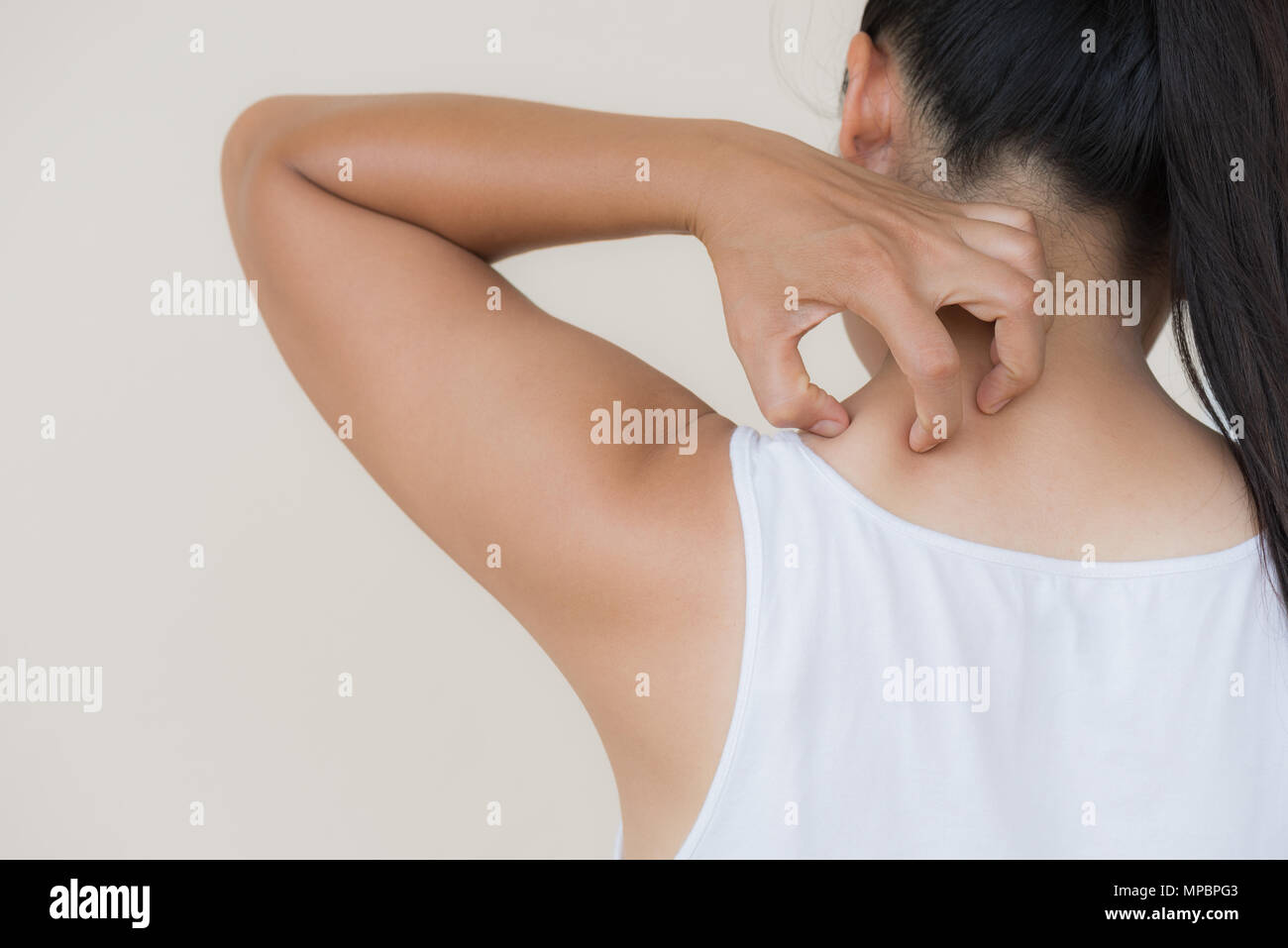 Femme de rayer son épaule qui démange et le cou Photo Stock - Alamy