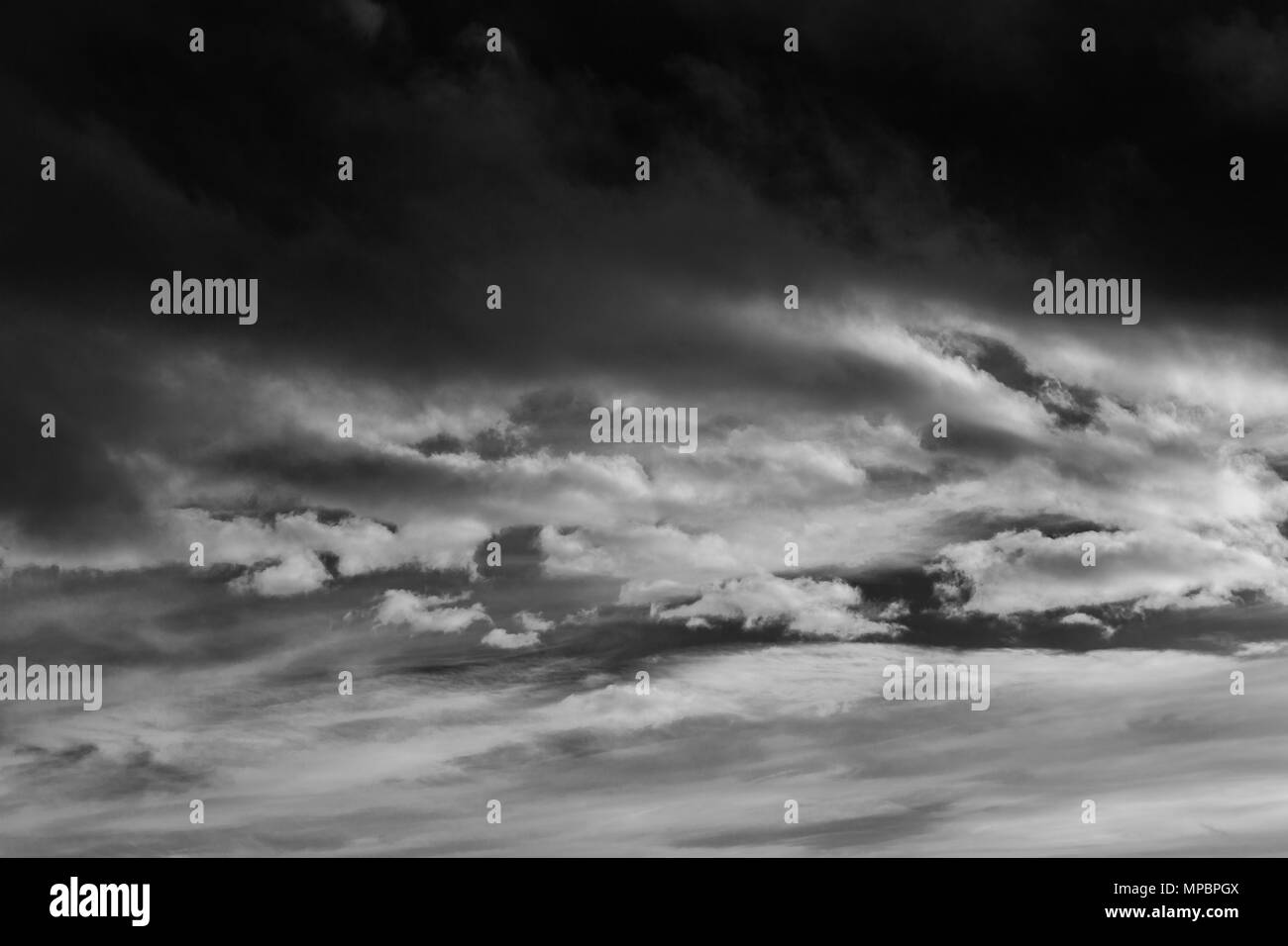 Avis de certains nuages rétroéclairé au coucher du soleil Banque D'Images