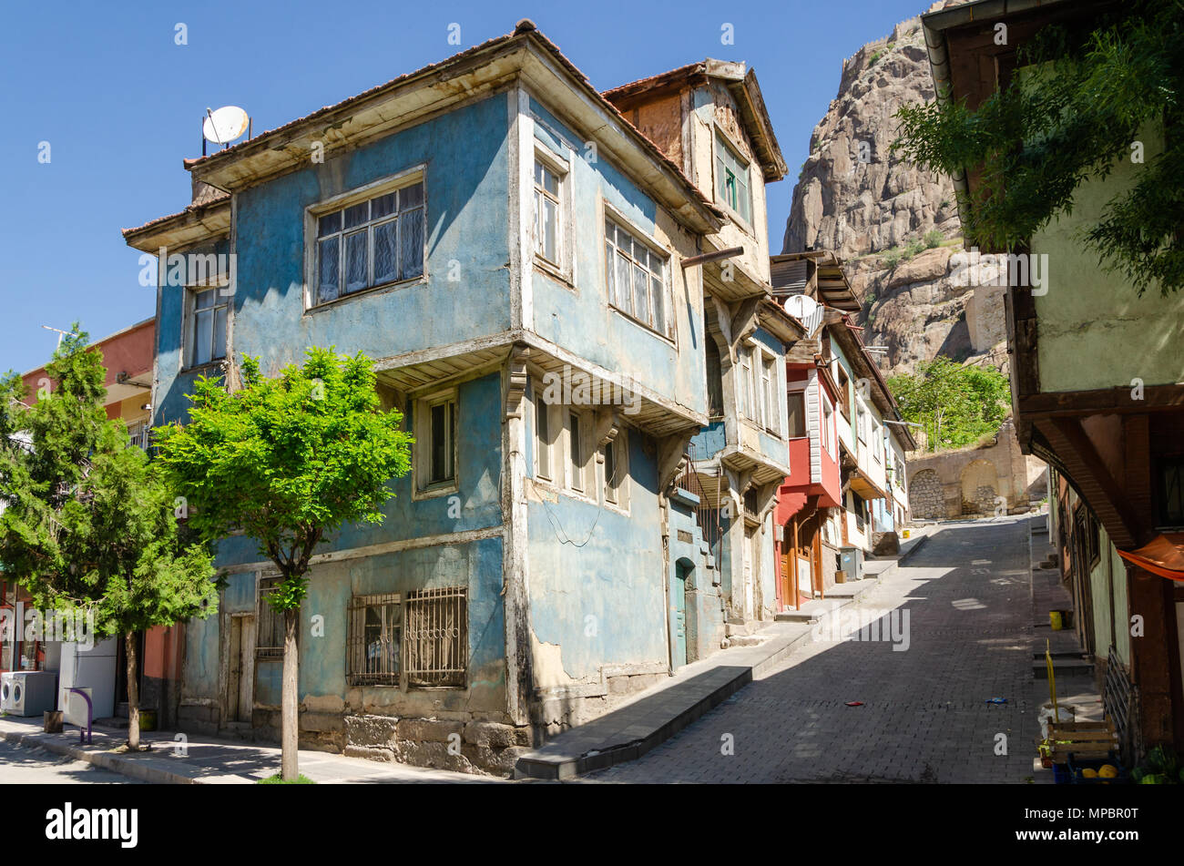 Belle vieille rue au centre-ville avec des maisons avec des volets en bois dans le style classique ottoman turc, la Turquie, le centre de Afyonkarahisar Les deux étages Banque D'Images