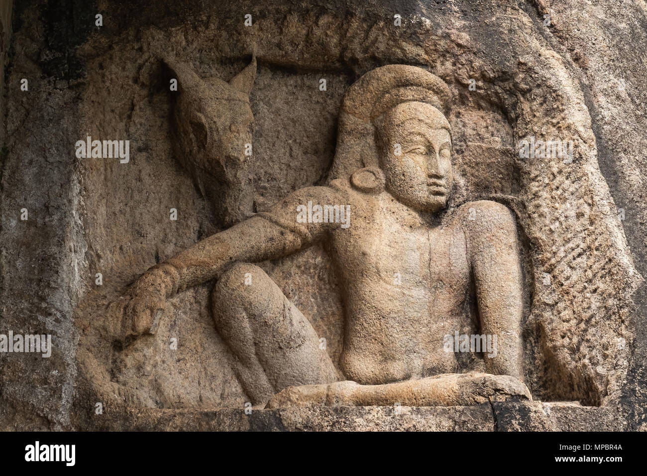 ANURADHAPURA, SRI LANKA - 09 mai 2018 : l'homme à cheval en Temple Isurumuniya Banque D'Images