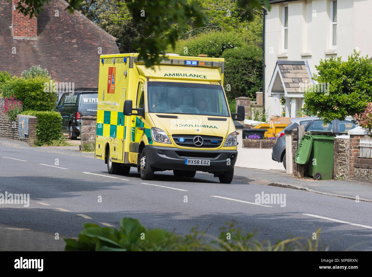 British NHS ambulance du South East Coast Ambulance Service sur appel avec feux clignotants à West Sussex, Angleterre, Royaume-Uni. Mercedes Benz Sprinter 518 CDI Banque D'Images