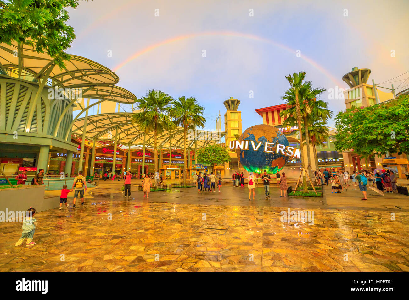 Singapour - 2 mai 2018 : Sentosa Arènes square avec Universal Studios world globe dans un arc-en-ciel au coucher du soleil. Lieu célèbre pour les vacances.Universal Studios est le premier parc à thème hollywoodien en Asie Banque D'Images