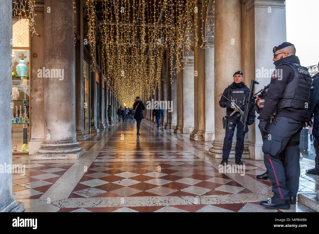 Venise, Italie - 02 janvier 2018 : La police de garde en place San Marco colonnade. Il s'agit d'un service de lutte contre le terrorisme - à Noël Banque D'Images