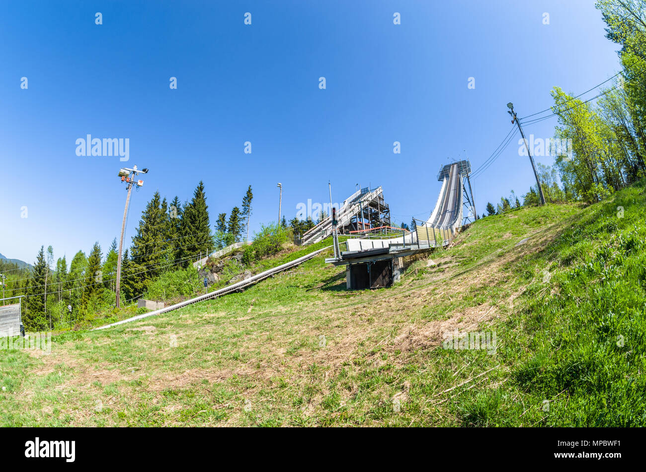 Linderud tour saut à ski hors saison à la fin du printemps, journée ensoleillée. Banque D'Images