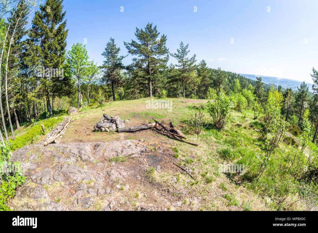 Itinéraires de randonnée en Lillomarka près d'Oslo, Norvège, au début du printemps, journée ensoleillée. Banque D'Images