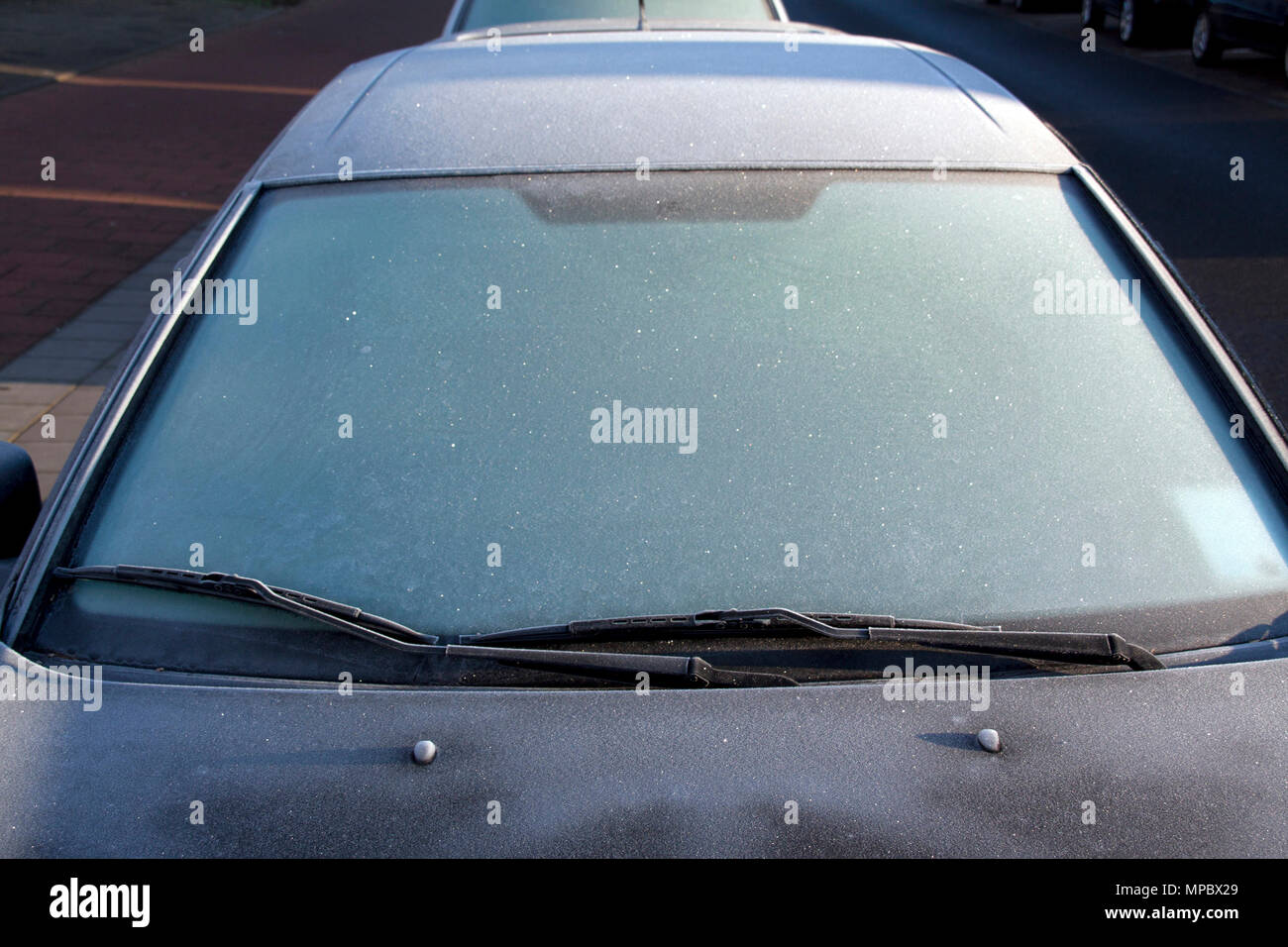 Amsterdam, Pays-Bas-janvier 25, 2015 : le gel sur le pare-brise et l'essuie-glace en hiver Banque D'Images Amsterdam, Pays-Bas-janvier 25, 2015 : le gel sur le pare-brise et l'essuie-glace en hiver Banque D'Images