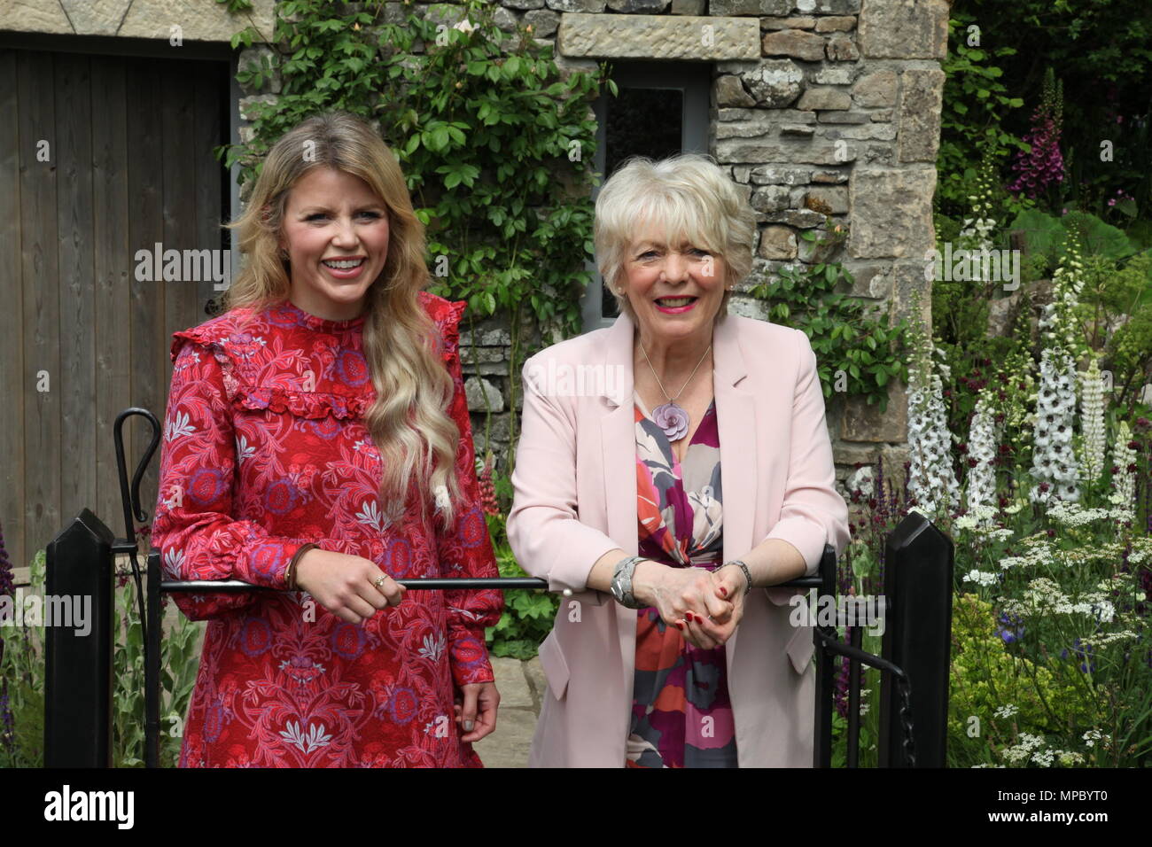 Chelsea, London, UK. 21 mai, 2018. Chelsea, London, UK. 21 mai 2018. Ellie Harrison et Alison Steadman sur la bienvenue à Yorkshire jardin à Chelsea Flower Show 2018, conçu par Mark Gregory pour Landformconsultants.fr Crédit : Jenny Lilly/Alamy Live News Banque D'Images