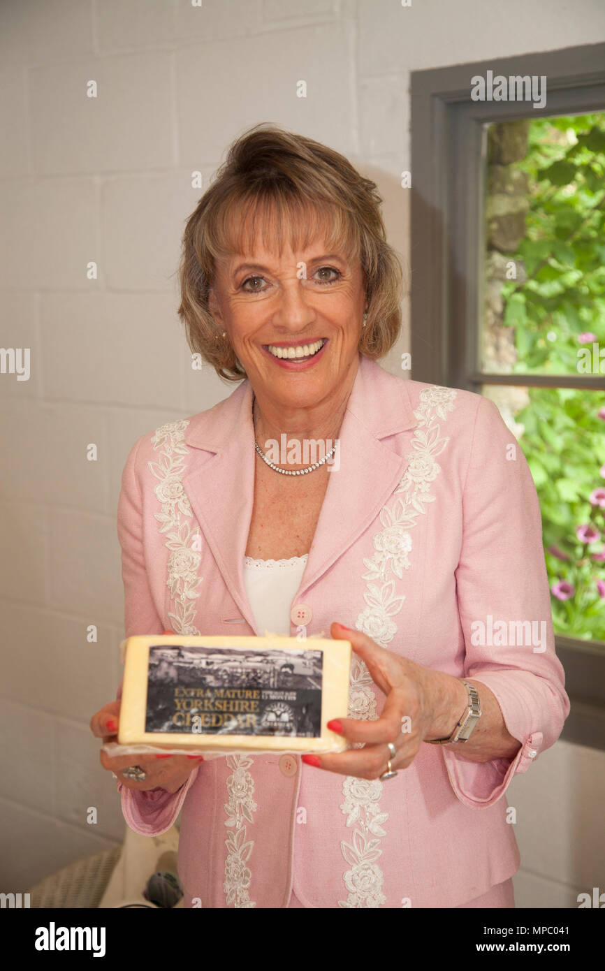 Chelsea, London, UK. 21 mai, 2018. Dame Esther Rantzen dégustation de fromage dans le bothy sur la bienvenue à Yorkshire jardin à Chelsea Flower Show 2018, conçu par Mark Gregory pour Landformconsultants.fr Crédit : Jenny Lilly/Alamy Live News Banque D'Images