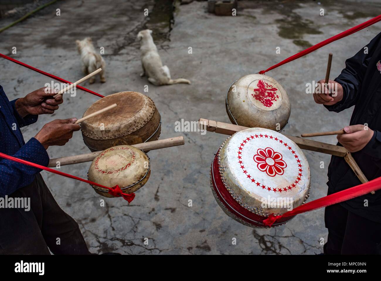 (180522) -- SHENNONGJIA, 22 mai 2018 (Xinhua) -- Kaixue Wu montre comment battre le tambour Dingtang à sa cour dans Village de Shennongjia Longtan, le centre de la Chine, la province du Hubei, le 21 mai 2018. Kaixue Wu, qui est de 75 ans, a commencé à apprendre la fabrication de tambours Dingtang lorsqu'il avait 13 ans. La fabrication de tambours Dingtang a besoin des ressources naturelles de la forêt de Shennongjia et exige aussi des techniques de haut niveau. Wu fait 100 plus de la batterie dans un an et sa renommée s'est répandue très loin. (Xinhua/Du Huaju) (zwx) Banque D'Images