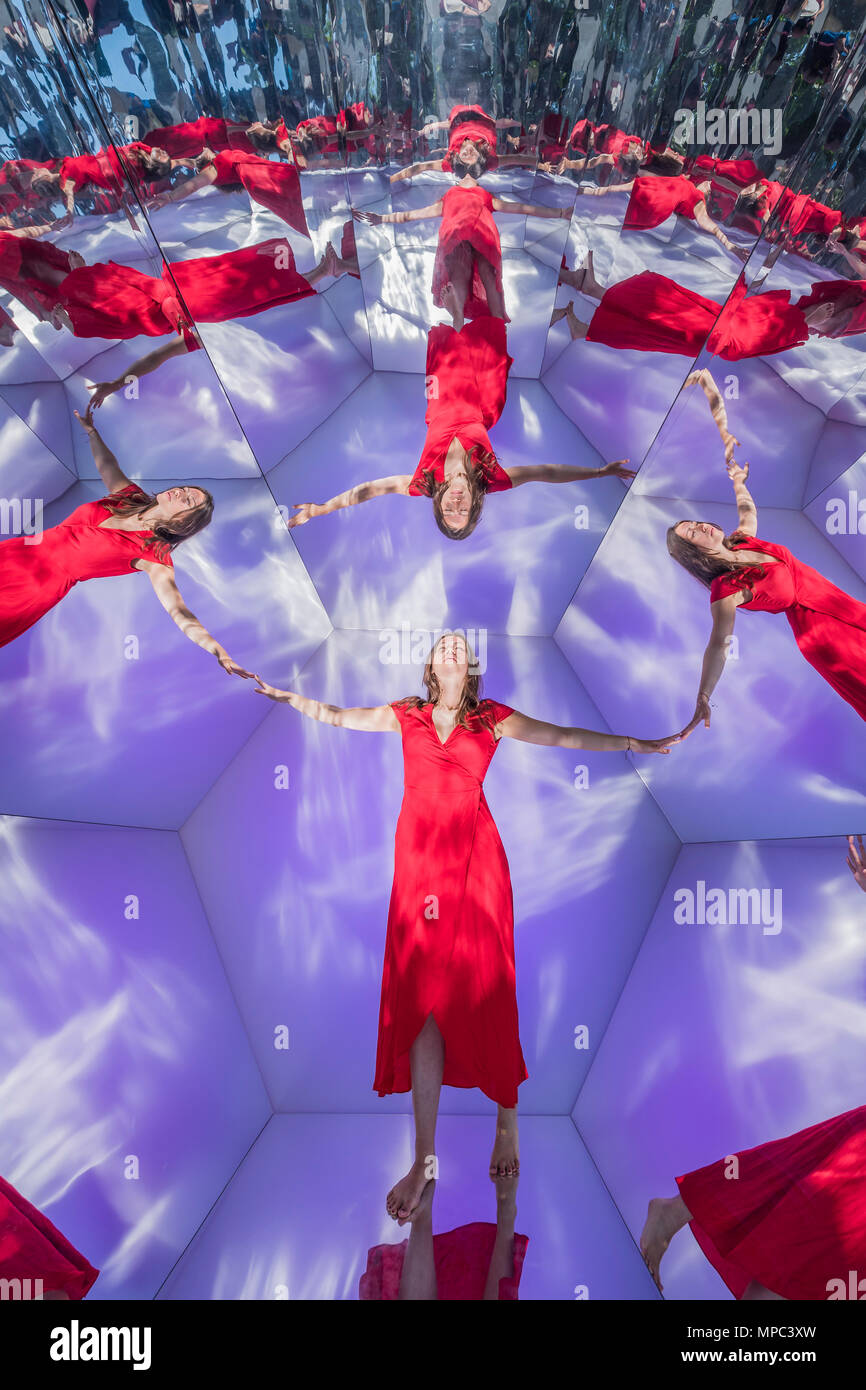 Londres, Royaume-Uni. 22 mai, 2018. Une part du ciel par l'architecte et designer suisse Stephan Huerlemann Sky-Frame est l'installation dans l'église St James - installations de plein air de Clerkenwell Design Week, qui commence aujourd'hui. Crédit : Guy Bell/Alamy Live News Banque D'Images