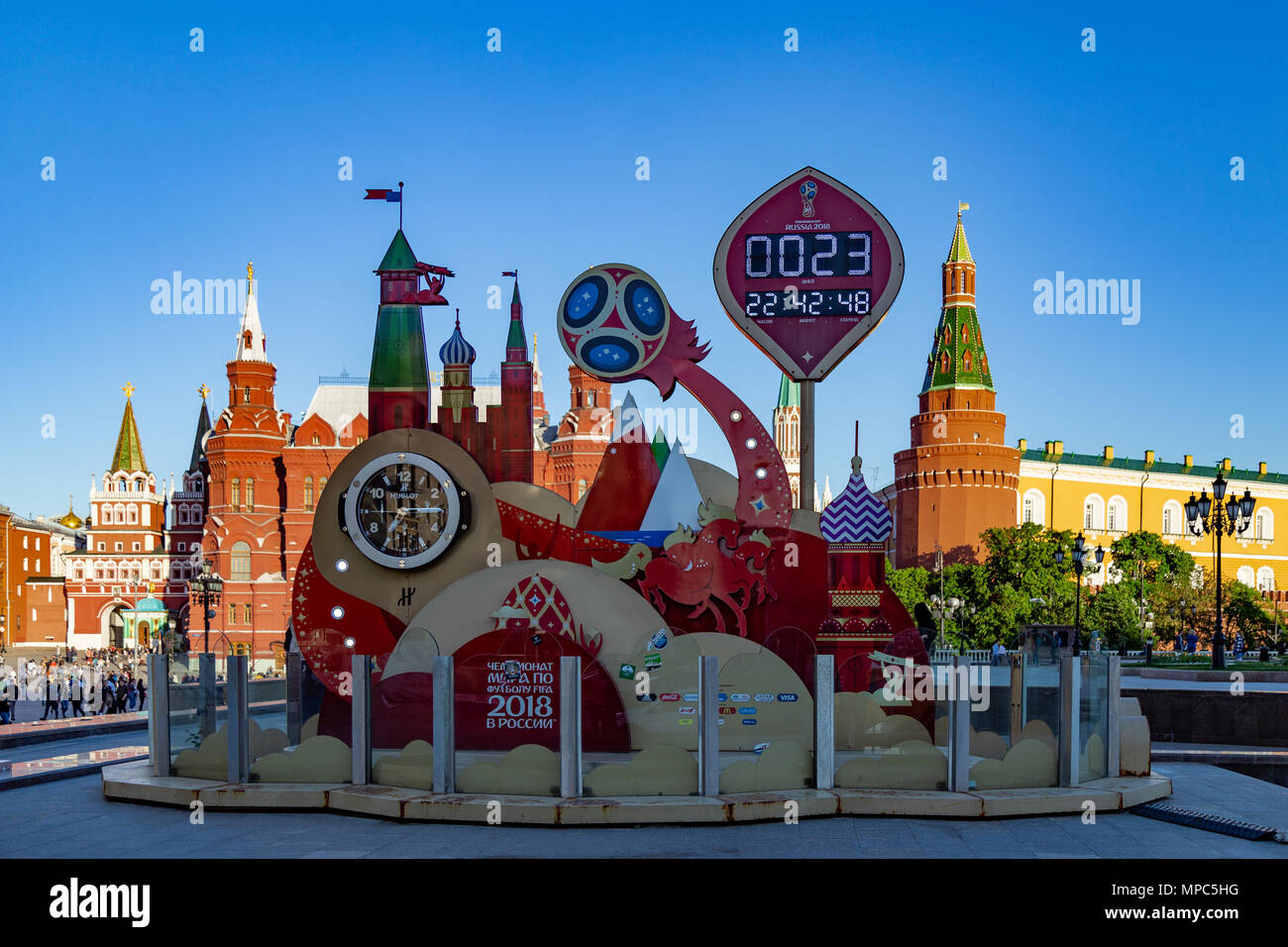 Moscou, Russie - 21 mai 2018 : une montre avec un compte à rebours des  jours, heures et minutes pour le début de la Coupe du Monde de la FIFA 2018  en