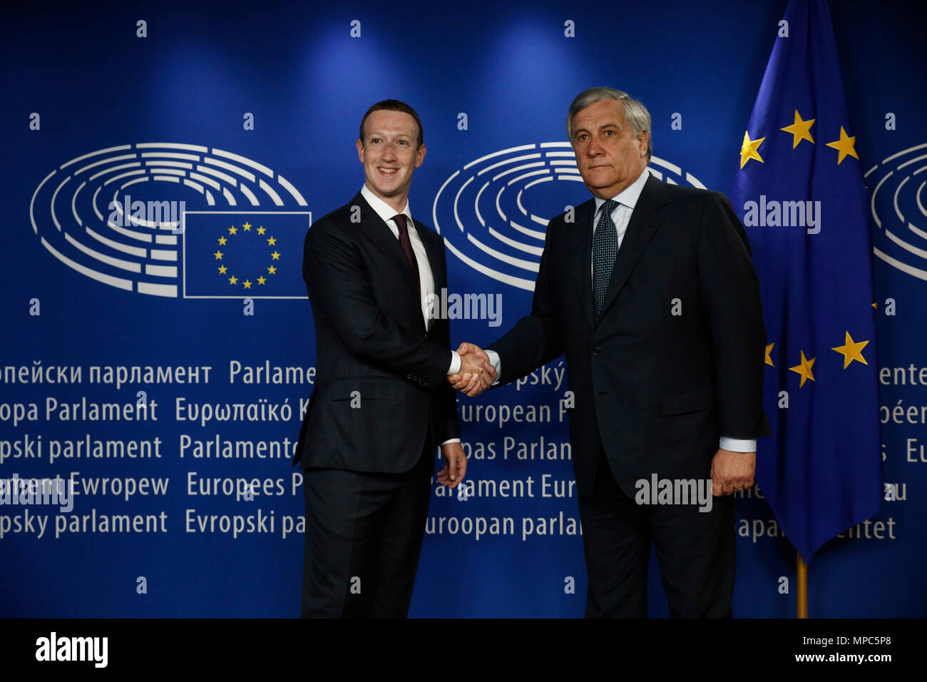 Bruxelles, Belgique. Mai 22th, 2018. Le Facebook PDG Mark Zuckerberg, serre la main avec le président du Parlement européen, Antonio Tajani au Parlement européen. Alexandros Michailidis/Alamy Live News Banque D'Images