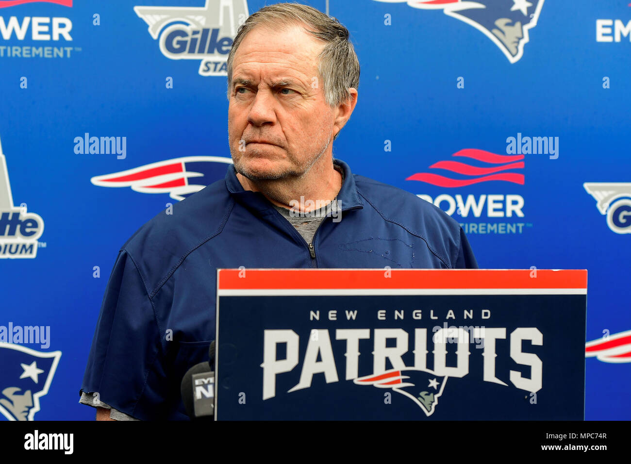 Foxborough, Massachusetts, USA. 22 mai, 2018. New England Patriots Head coach Bill Belichick parle aux médias à l'équipe de l'équipe organisé des activités tenues sur le champs de pratique au stade Gillette, à Foxborough, Massachusetts. Eric Canha/CSM/Alamy Live News Banque D'Images