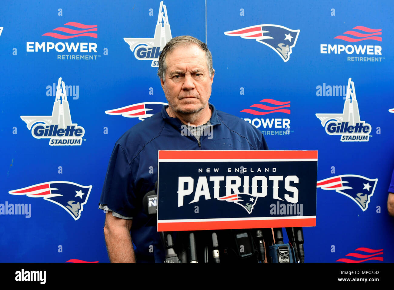 Foxborough, Massachusetts, USA. 22 mai, 2018. New England Patriots Head coach Bill Belichick parle aux médias à l'équipe de l'équipe organisé des activités tenues sur le champs de pratique au stade Gillette, à Foxborough, Massachusetts. Eric Canha/CSM/Alamy Live News Banque D'Images