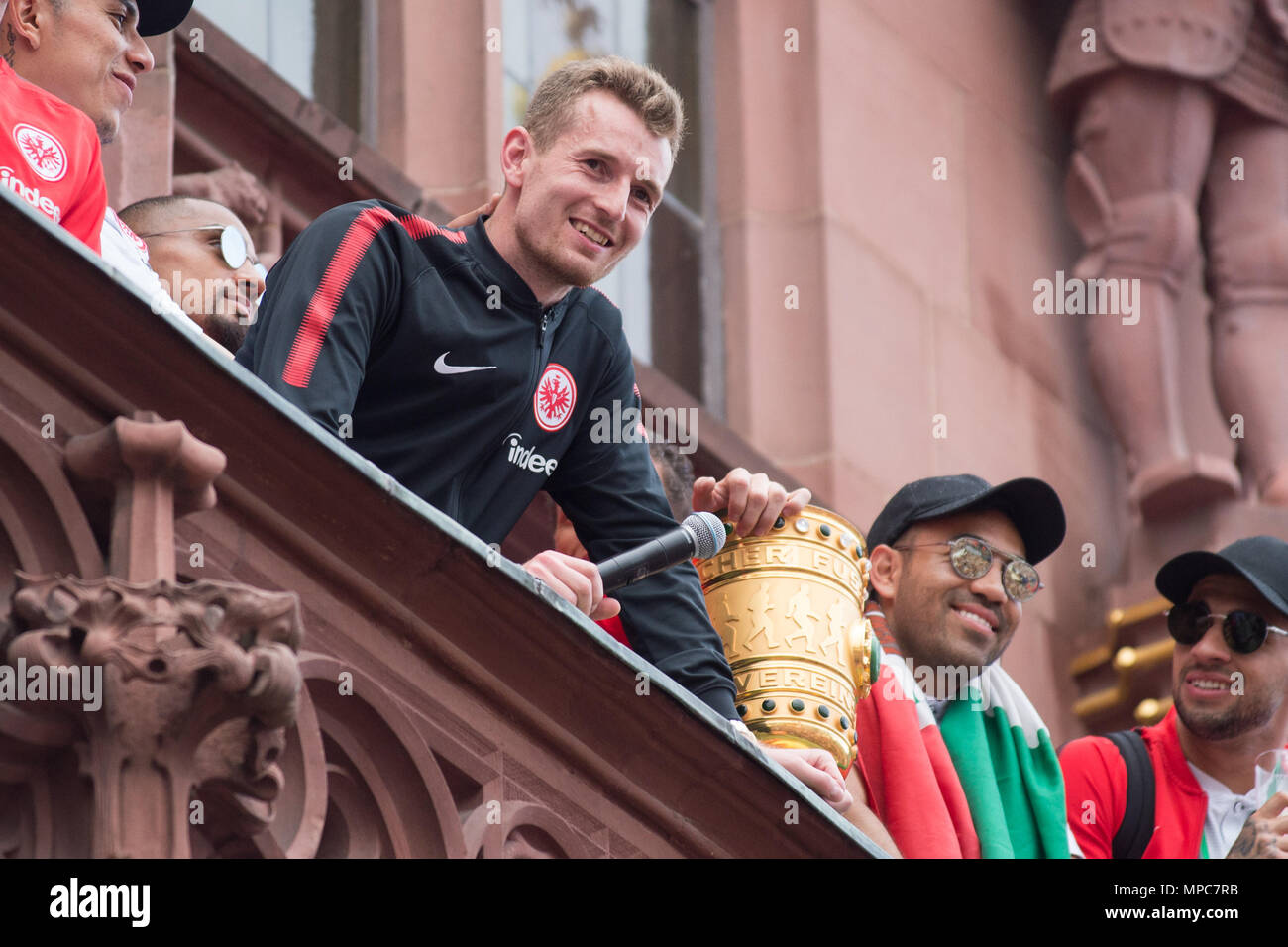 Attaquant Lukas HRADECKY (F) parle sur le balcon de l'Roemers, parler, parler, parler, microphone, microphone, la moitié de la figure, la moitié de la figure, la jubilation, ils applaudissent, ils applaudissent, joie, Cheers, célébrer, DFB Pokal célébration, Eintracht Frankfurt (F) le Roemerberg à Francfort le 20.05.2018. Dans le monde d'utilisation | Banque D'Images