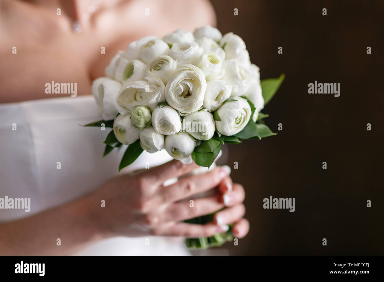 Mariée de mariage bouquet de fleurs fraîches. Fleurs blanches en main de  womans renoncules Photo Stock - Alamy