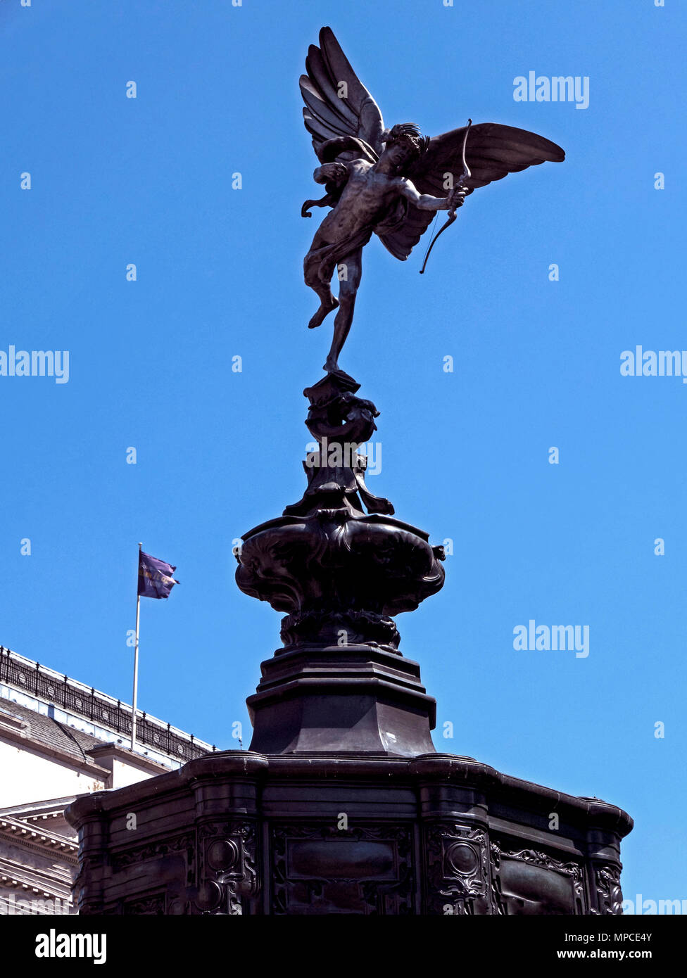 Statue d'Eros dans Piccadilly Circus sous ciel bleu clair Banque D'Images