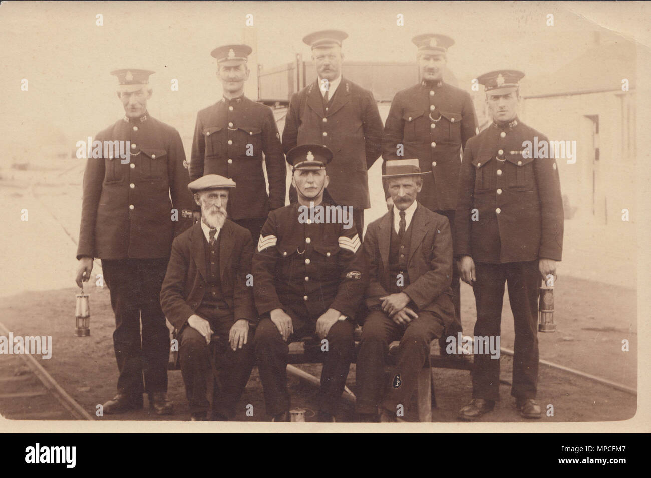 Vintage Carte postale photographique d'une équipe de secours de la mine de la police Banque D'Images