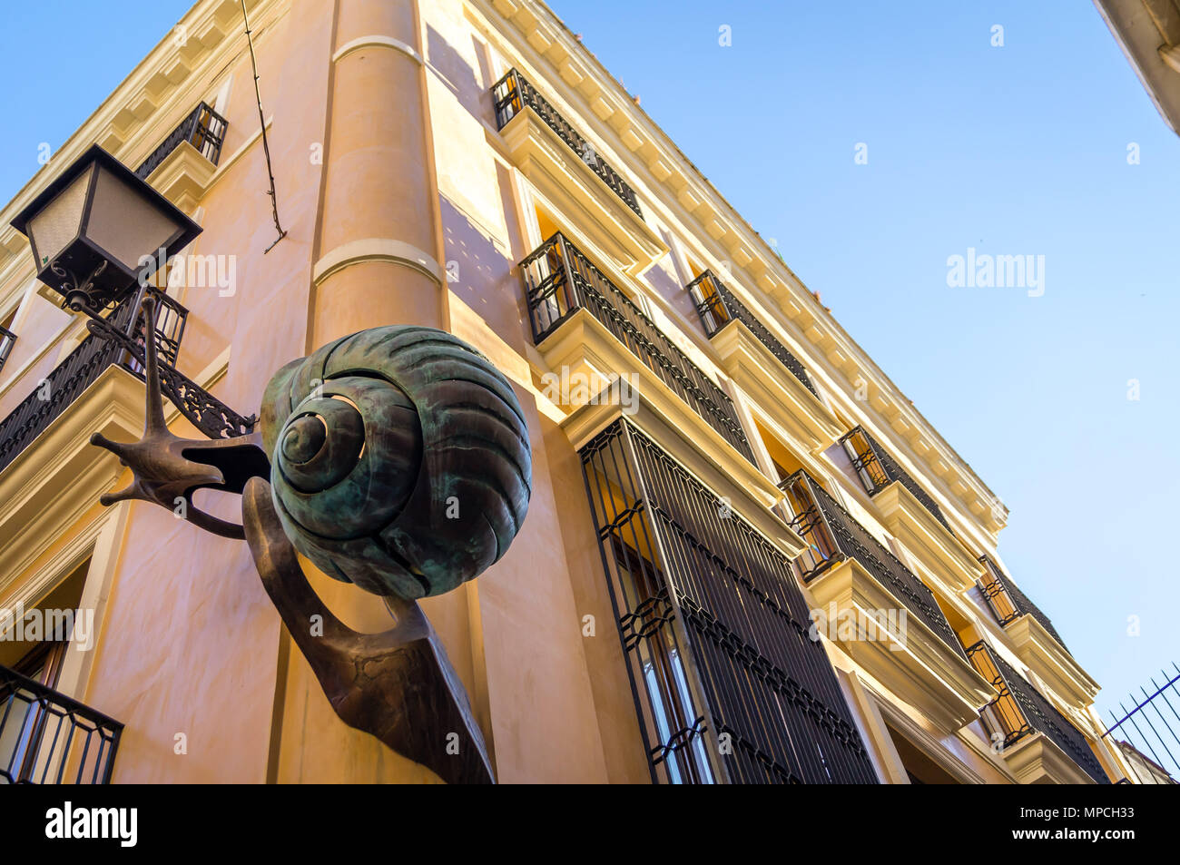 Sculpture d'escargot dans les rues de Séville en Espagne, sur le mur d'escalade Banque D'Images