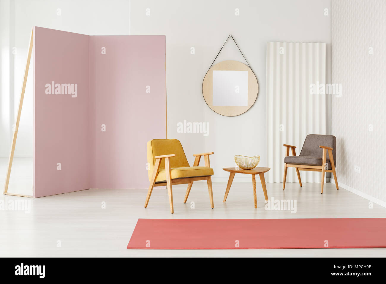 Fauteuil Gris Et Jaune En Rose Spacieux Salon Intérieur Avec