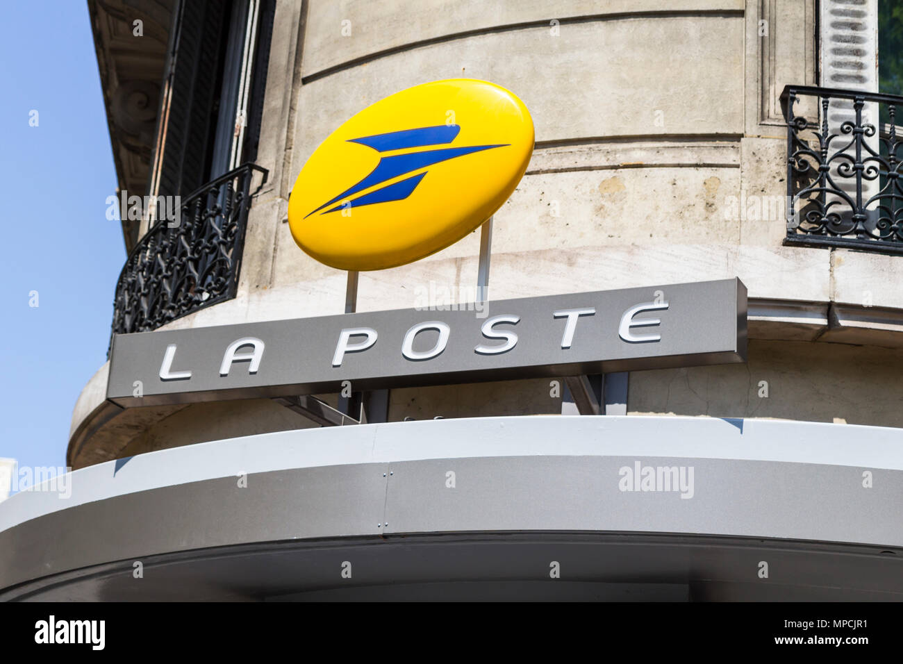 La Poste, le service postal français en dehors de signer la vente au détail Banque D'Images