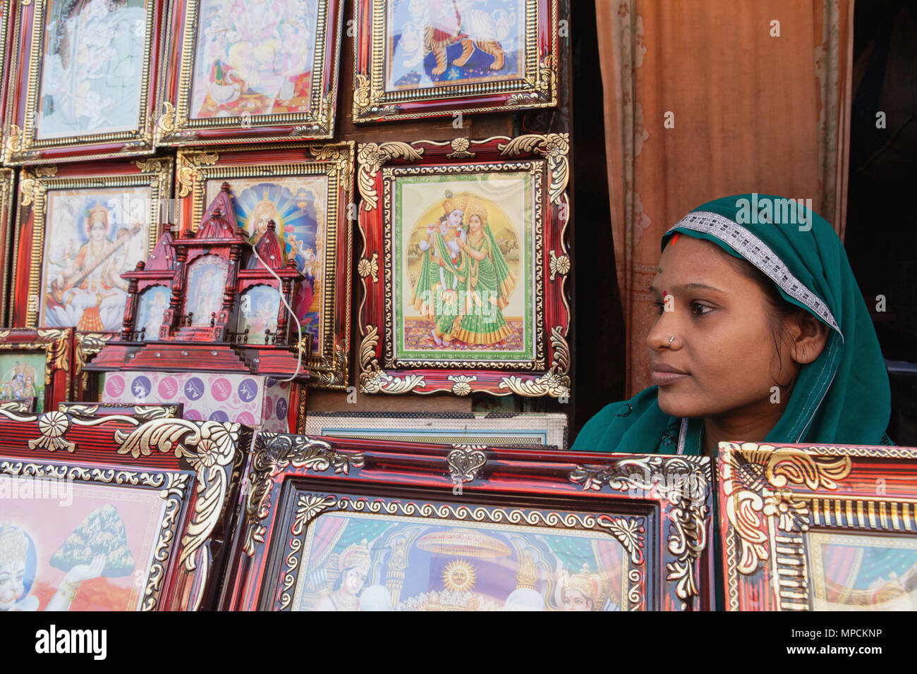 L'Inde, Uttar Pradesh, Ayodhya, Femme vendant des images de dieux hindous  et les déités dans le marché Photo Stock - Alamy