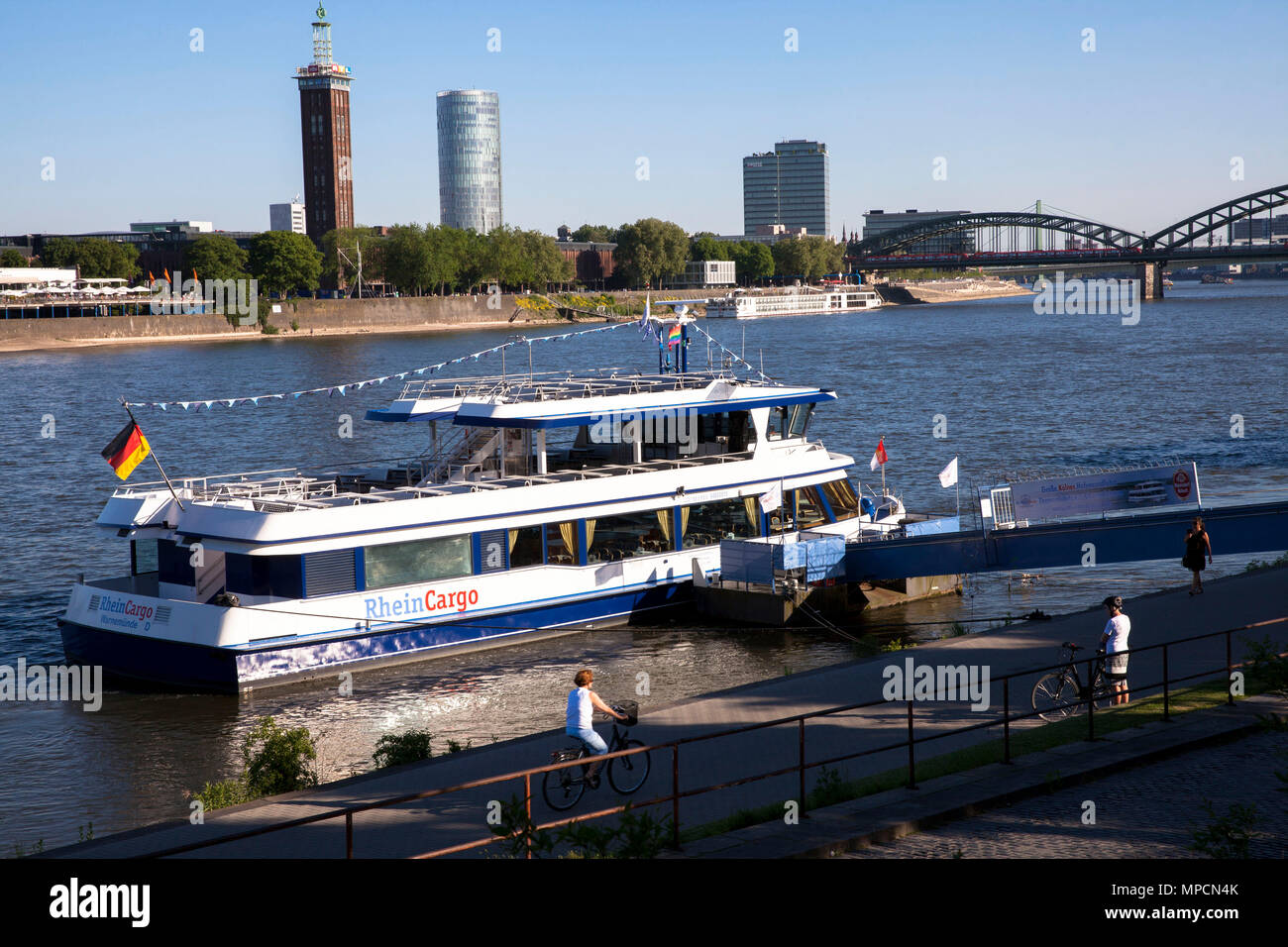 Allemagne, Cologne, vue sur le Rhin pour le quartier Deutz, la vieille tour de l'ancien palais des expositions, l'CologneTriangle de gratte-ciel Banque D'Images