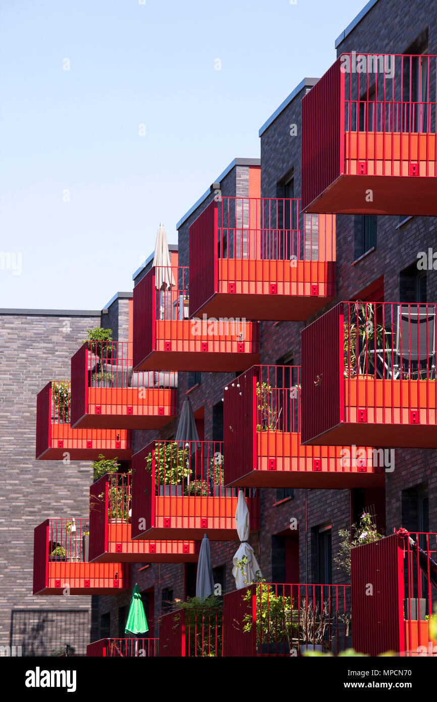 Allemagne, Cologne, rouge d'un balcon de l'immeuble d'appartements dans les Clouth Clouth 3 trimestre dans le quartier de Nippes, Kister Scheithauer Architectes brut. Banque D'Images