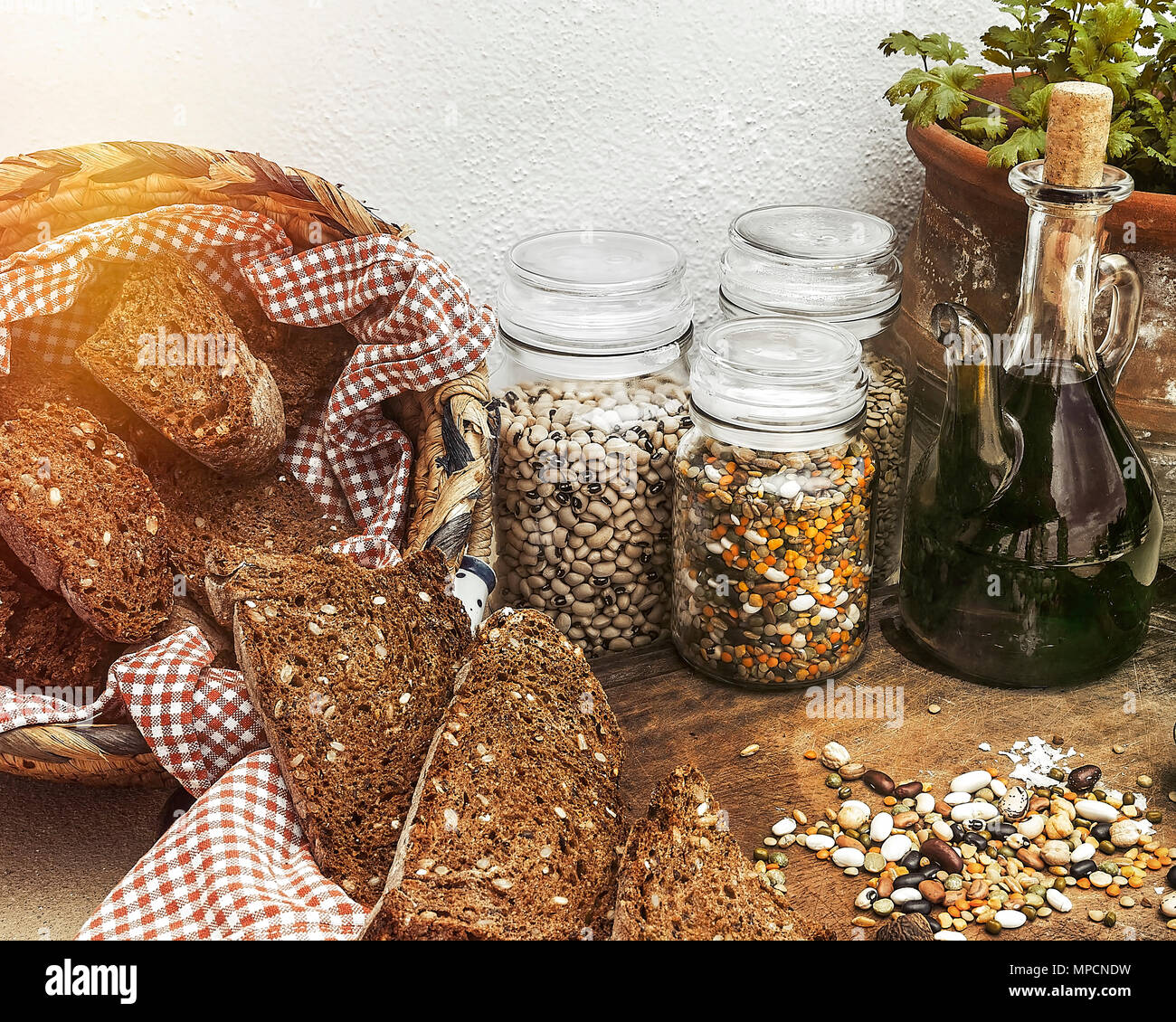 Les haricots colorés dans des bocaux avec brown pain complet . Saine alimentation méditerranéenne. Le point de droit. Banque D'Images