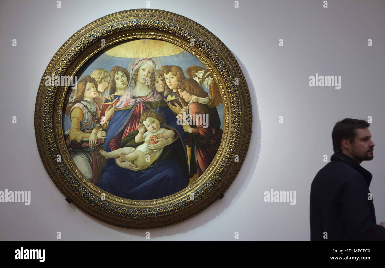 Visiteur en face de la peinture 'Madonna du grenadier' par le peintre de la Renaissance italienne Sandro Botticelli datée de 1487 circa affiché dans la galerie des Offices (Galleria degli Uffizi), à Florence, Toscane, Italie. Banque D'Images