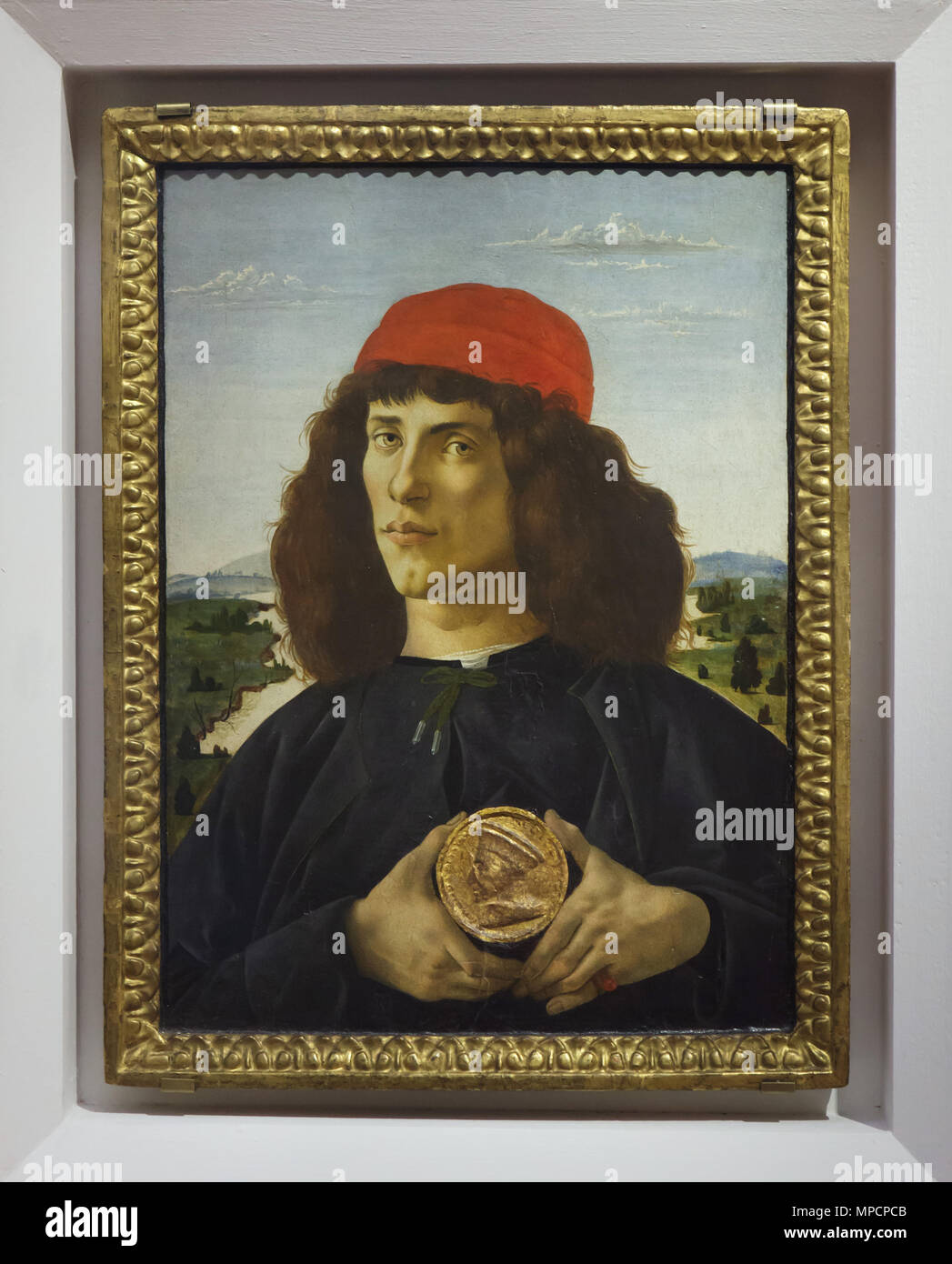 Peinture 'Portrait d'un jeune homme tenant un médaillon' par Sandro Botticelli peintre italien de la Renaissance datant de 1475 environ sur l'affichage dans la galerie des Offices (Galleria degli Uffizi), à Florence, Toscane, Italie. Banque D'Images