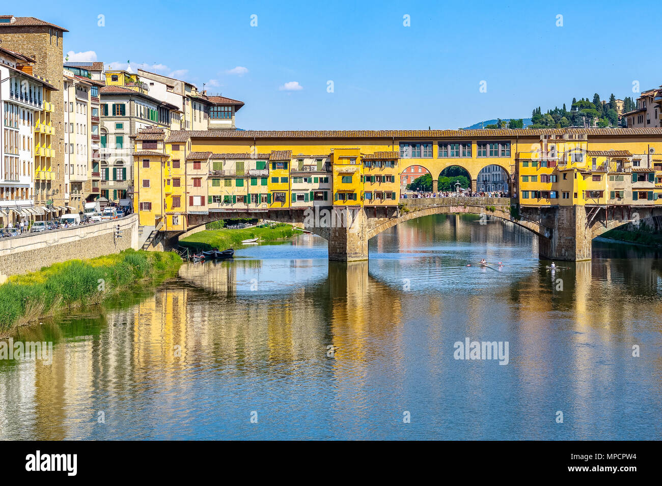 Les maisons construites sur le Ponte Vecchio (Vieux Pont) sur la rivière Arno à Florence, Italie Banque D'Images