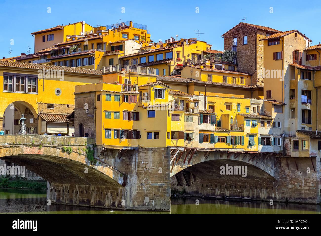 Les maisons construites sur le Ponte Vecchio (Vieux Pont) sur la rivière Arno à Florence, Italie Banque D'Images