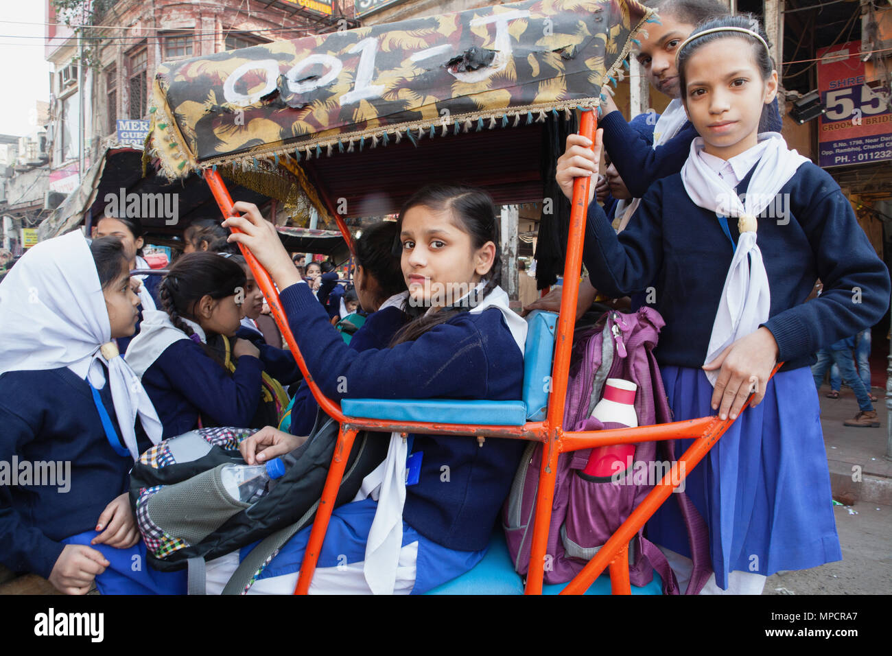 L'Inde, New Delhi, Schoogirls dans un cycle de Chandni Chowk de pousse-pousse dans la vieille ville de Delhi. Banque D'Images