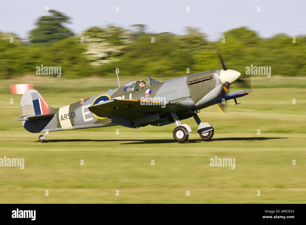 Supermarine Spitfire AR501 atterrissage à l'ancien directeur de l'aérodrome Banque D'Images