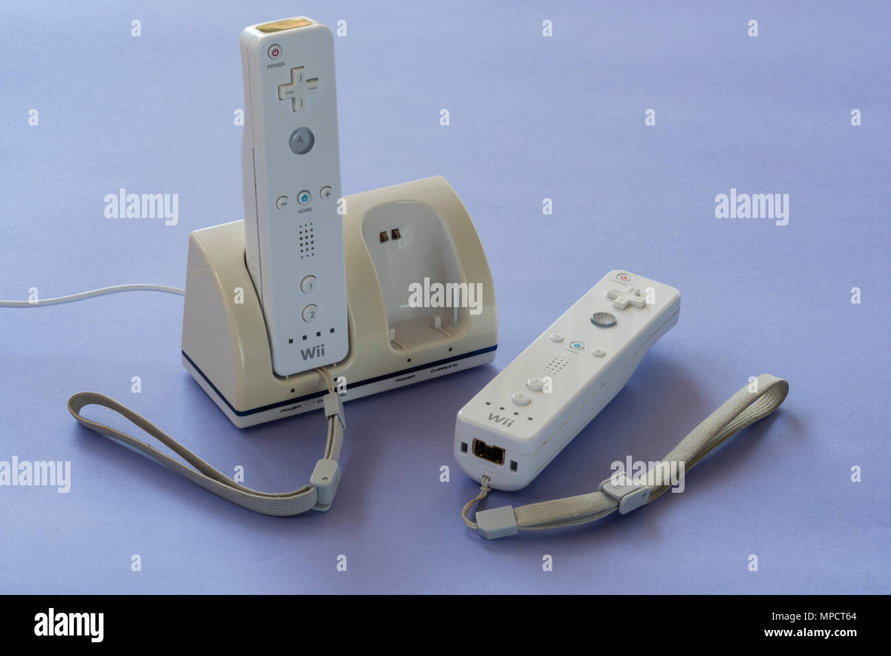 Nintendo Wii deux contrôleurs de station de base à la main. Banque D'Images