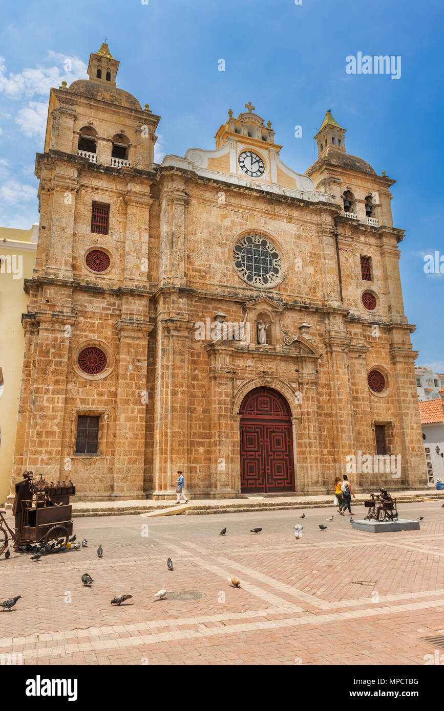 Cartagena, Colombie-Britannique - le 24 mars 2017 : Façade de l Église de San Pedro Claver l'église et de sculptures en métal contemporain situé à Cartagena de India Banque D'Images