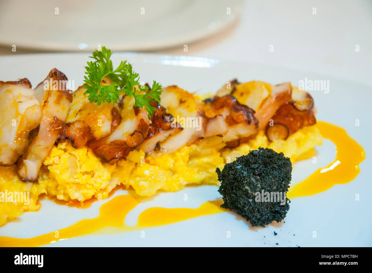 Poulpe Grillé avec pommes de terre. L'Espagne. Banque D'Images