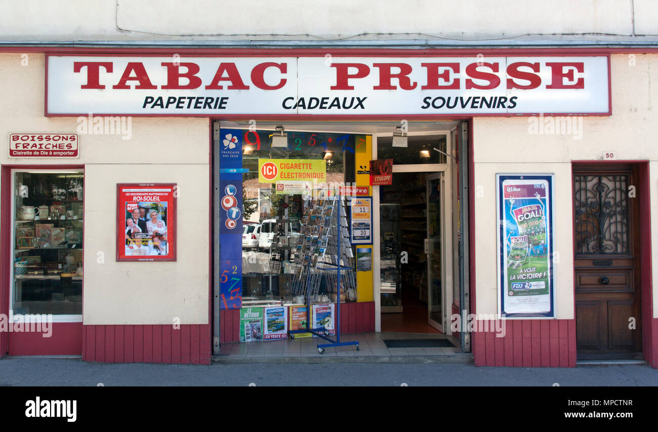 Paris France Septembre 7 2015 Le Francais Magasin Qui Vend Des Fournitures De Bureau Tabac Et Journaux Souvenis Photo Stock Alamy Paris France Septembre 7 2015 Le Francais Magasin Qui Vend Des Fournitures De Bureau Tabac Et Journaux Souvenis Photo Stock Alamy