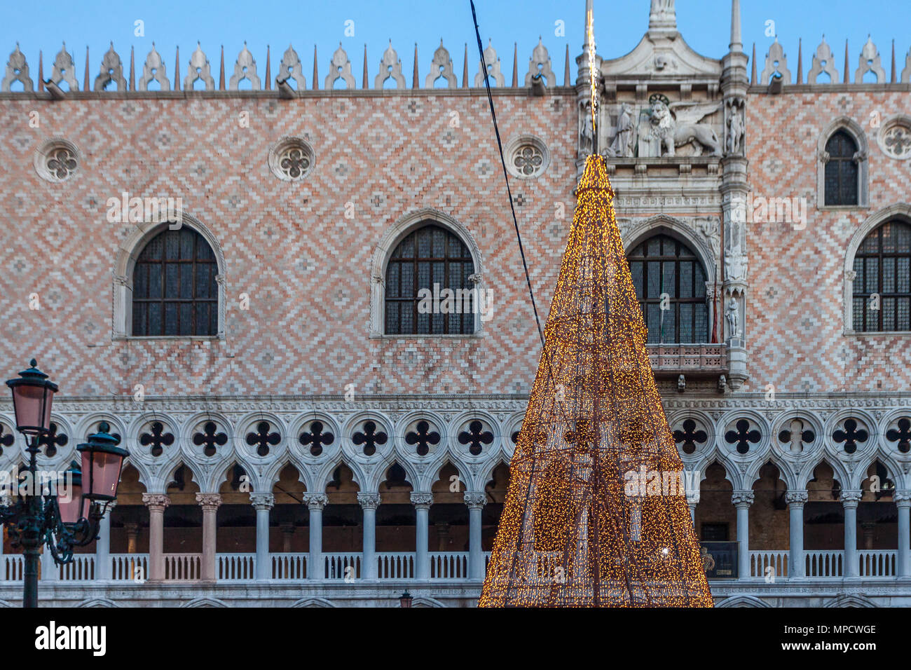 Venise, Italie - 02 janvier 2018 : l'arbre de Noël en face de Palazzo Ducale à la soirée Banque D'Images