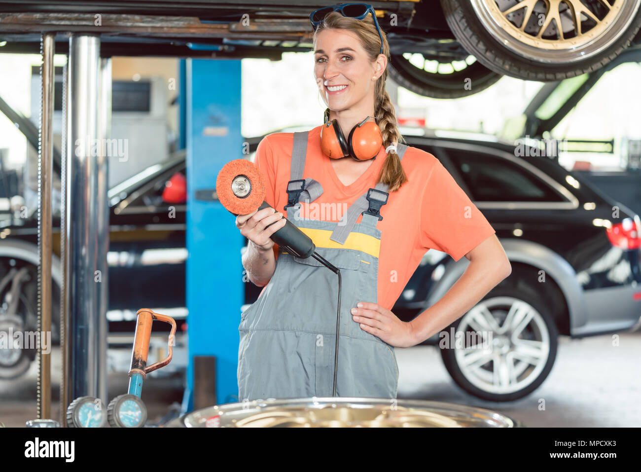 Portrait d'une femme gaie mécanicien auto portant l'équipement de sécurité Banque D'Images