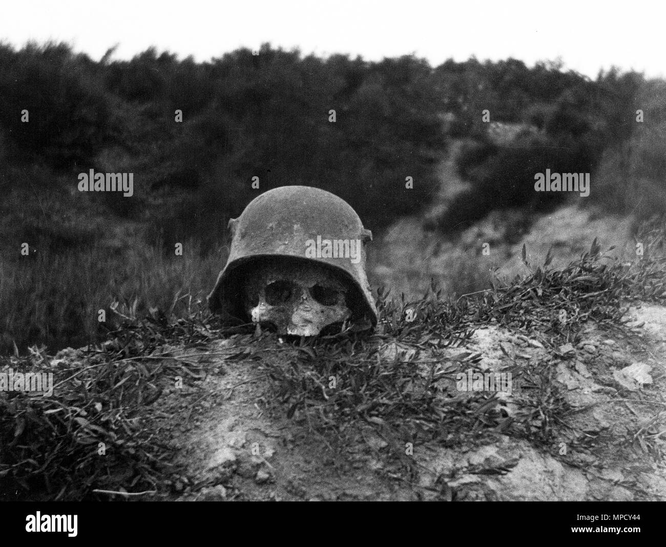 Crâne humain à l'intérieur de casque militaire allemand Seconde Guerre mondiale Un Verdun France 1918 Banque D'Images