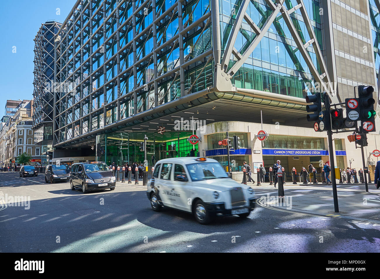 London Cannon Street Railway station et passant iconic London taxi's Banque D'Images
